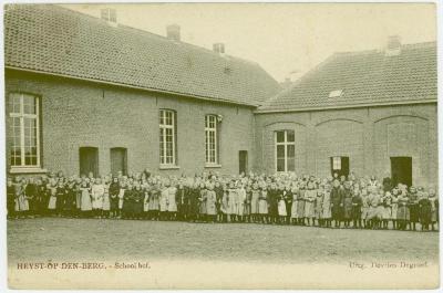 Heist-op-den-Berg, schoolhof