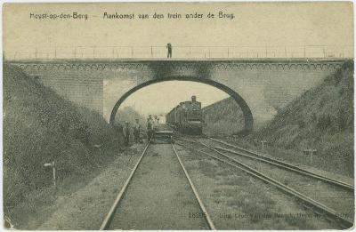 Heist-op-den-Berg, aankomst trein onder brug