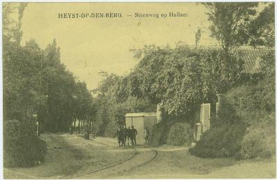 Heist-op-den-Berg, Steenweg op Hallaar
