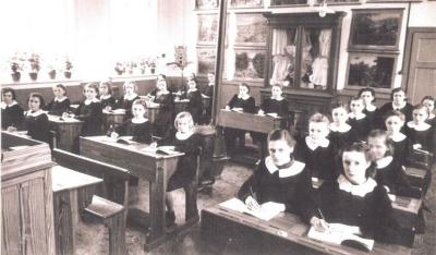 Herenthout, meisjesschool, 8ste leerjaar, 1944-1945