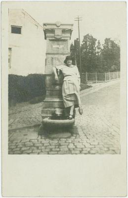 Heist-op-den-Berg, vrouw aan de waterpomp op het Pleintje 