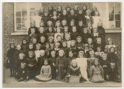 Heist-op-den-Berg, klasfoto van een meisjesschool 
