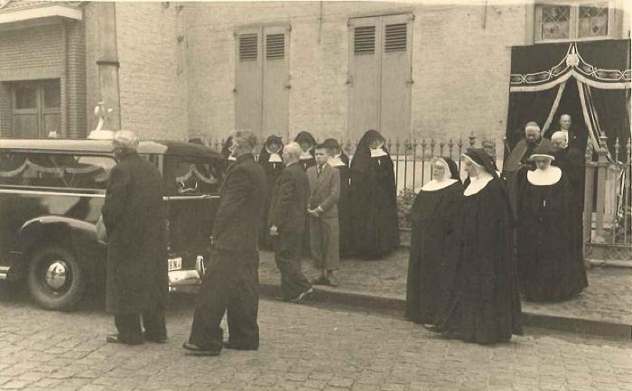 Vorselaar, vertrek begrafenisstoet Bernadette Van Roey naar kerk, 1957