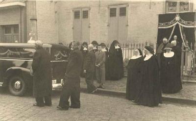 Vorselaar, vertrek begrafenisstoet Bernadette Van Roey naar kerk, 1957
