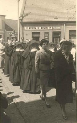 Vorselaar, begrafenisstoet met familie, Bernadette Van Roey, 1957