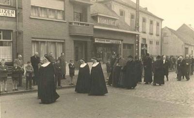 Vorselaar, begrafenisstoet in Kerkstraat van Jozef Van der Piete, 1957