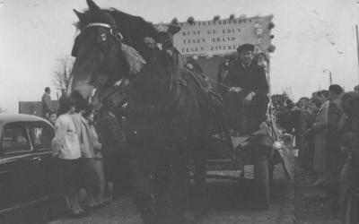 Corneel Aernouts, 6e pastoor Onze-Lieve-Vrouw-Olen van 1956-1973, inhaling, wagen met paard in optocht, 1956