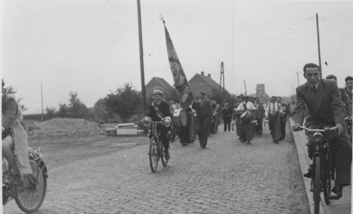 Frans Alfons Meylemans & Maria (Mieke) Baetens, fanfare in stoet gouden bruiloft, Stationsstraat, 1952