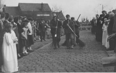 Corneel Aernouts, 6e pastoor Onze-Lieve-Vrouw-Olen van 1956-1973, inhaling, straatvegers in de optocht, 1956