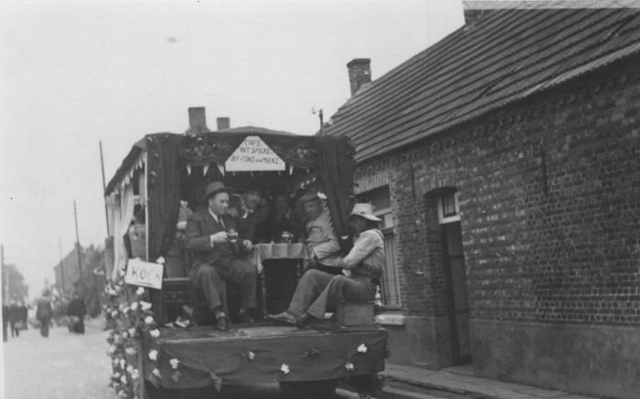 Frans Alfons Meylemans & Maria (Mieke) Baetens, caféwagen in stoet gouden bruiloft, Stationsstraat, 1952
