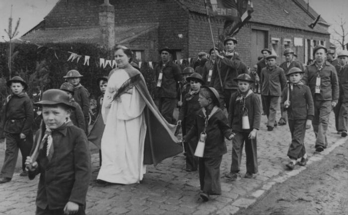 Corneel Aernouts, 6e pastoor Onze-Lieve-Vrouw-Olen van 1956-1973, inhaling, mijnwerkers in de optocht, 1956
