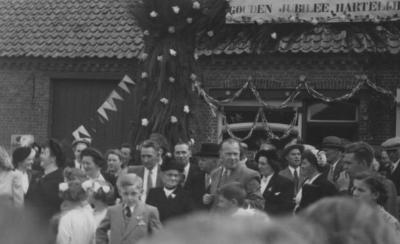 Frans Alfons Meylemans & Maria (Mieke) Baetens, aan hun café in de stoet gouden bruiloft, Stationsstraat, 1952