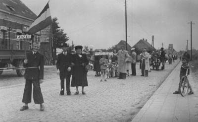 Frans Alfons Meylemans & Maria (Mieke) Baetens, opening stoet gouden bruiloft, Stationsstraat, 1952