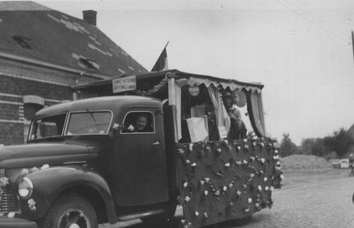 Frans Alfons Meylemans & Maria (Mieke) Baetens, café in stoet gouden bruiloft, Stationsstraat, 1952