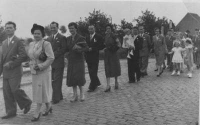 Frans Alfons Meylemans & Maria (Mieke) Baetens, familieleden in stoet gouden bruiloft, Stationsstraat, 1952