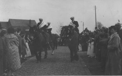 Corneel Aernouts, 6e pastoor Onze-Lieve-Vrouw-Olen van 1956-1973, inhaling, paarden in optocht, 1956