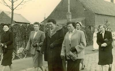 Corneel Aernouts, 6e pastoor Onze-Lieve-Vrouw-Olen van 1956-1973, inhaling, optocht vrouwen, 1956