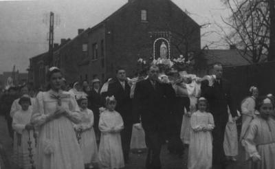 Missieviering in Achter-Olen, processie, 1957