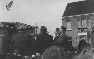 Corneel Aernouts, 6e pastoor Onze-Lieve-Vrouw-Olen van 1956-1973, inhaling, wagen met duivenmelkers, 1956