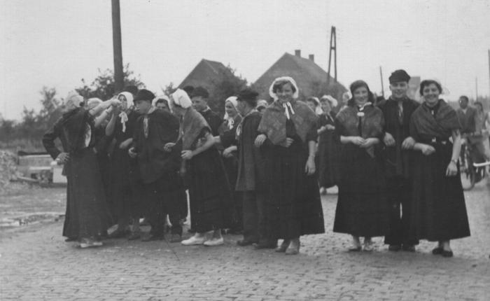 Frans Alfons Meylemans & Maria (Mieke) Baetens, stoet gouden bruiloft, gilde, Stationsstraat, 1952