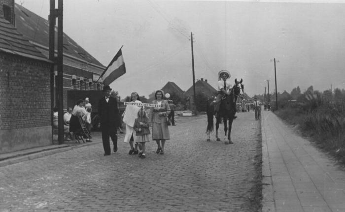 Frans Alfons Meylemans & Maria (Mieke) Baetens, doop in stoet gouden bruiloft, Stationsstraat, 1952