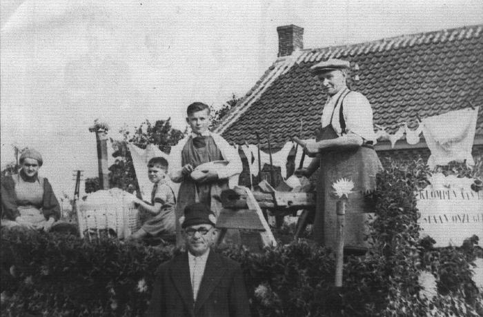 Frans Alfons Meylemans & Maria (Mieke) Baetens, klompenmakers in stoet gouden bruiloft, Stationsstraat, 1952