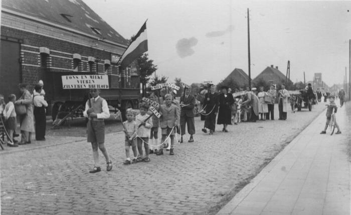 Frans Alfons Meylemans & Maria (Mieke) Baetens, zilveren bruiloft in stoet gouden bruiloft, Stationsstraat, 1952