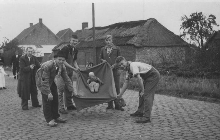 Frans Alfons Meylemans & Maria (Mieke) Baetens, groep met pop in stoet gouden bruiloft, Stationsstraat, 1952