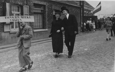 Frans Alfons Meylemans & Maria (Mieke) Baetens, uitbeelding vrijen in stoet gouden bruiloft, Stationsstraat, 1952