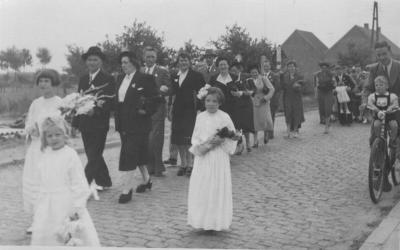 Frans Alfons Meylemans & Maria (Mieke) Baetens, familie in stoet gouden bruiloft, Stationsstraat, 1952