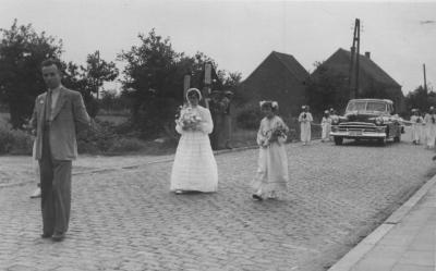 Frans Alfons Meylemans & Maria (Mieke) Baetens, limousine in stoet gouden bruiloft, Stationsstraat, 1952