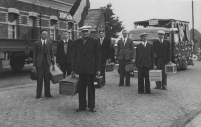 Frans Alfons Meylemans & Maria (Mieke) Baetens, duivenmelkers in stoet gouden bruiloft, Stationsstraat, 1952