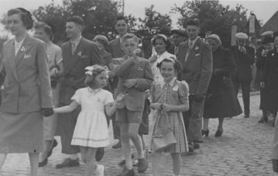 Frans Alfons Meylemans & Maria (Mieke) Baetens, familieleden in stoet gouden bruiloft, Stationsstraat, 1952
