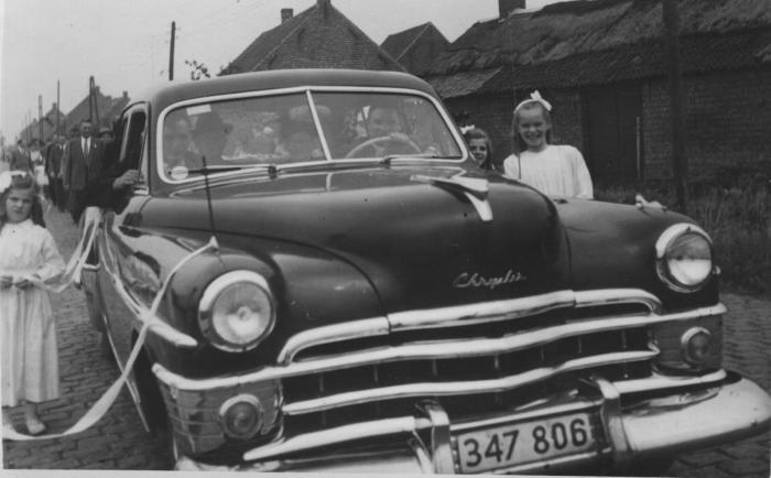 Frans Alfons Meylemans & Maria (Mieke) Baetens, jubilarissen in stoet gouden bruiloft, Stationsstraat, 1952