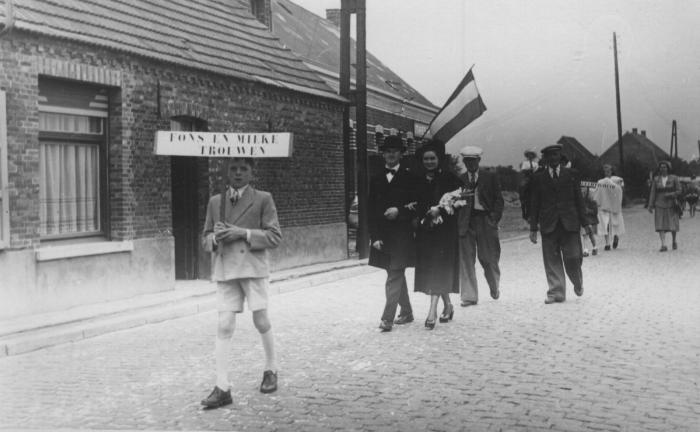 Frans Alfons Meylemans & Maria (Mieke) Baetens, trouwen in stoet gouden bruiloft, Stationsstraat, 1952