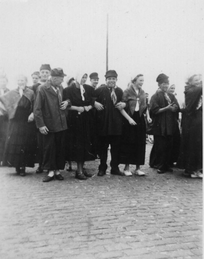 Frans Alfons Meylemans & Maria (Mieke) Baetens, gilde in stoet gouden bruiloft, Stationsstraat, 1952