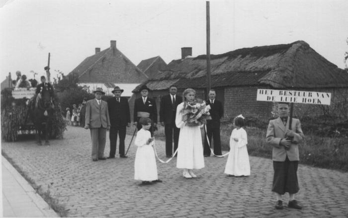 Frans Alfons Meylemans & Maria (Mieke) Baetens, luie hoek in stoet gouden bruiloft, Stationsstraat, 1952