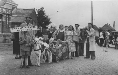 Frans Alfons Meylemans & Maria (Mieke) Baetens, zaken doen in stoet gouden bruiloft, Stationsstraat, 1952