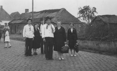 Frans Alfons Meylemans & Maria (Mieke) Baetens, groep in stoet gouden bruiloft, Stationsstraat, 1952