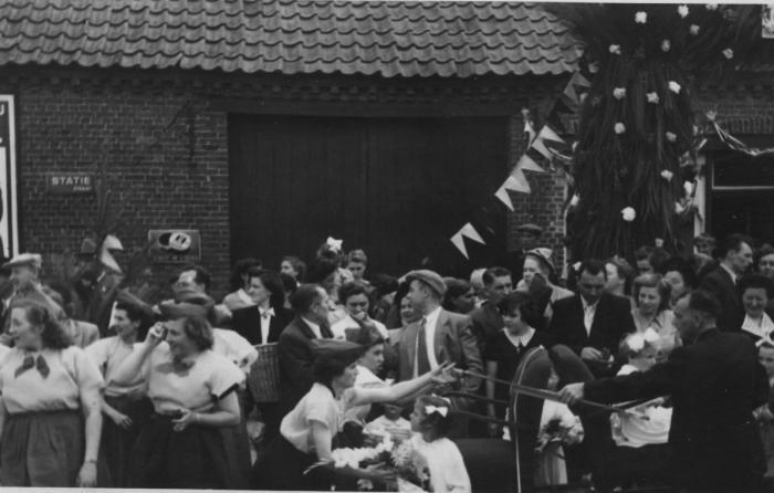 Frans Alfons Meylemans & Maria (Mieke) Baetens, toeschouwers in stoet gouden bruiloft, Stationsstraat, 1952