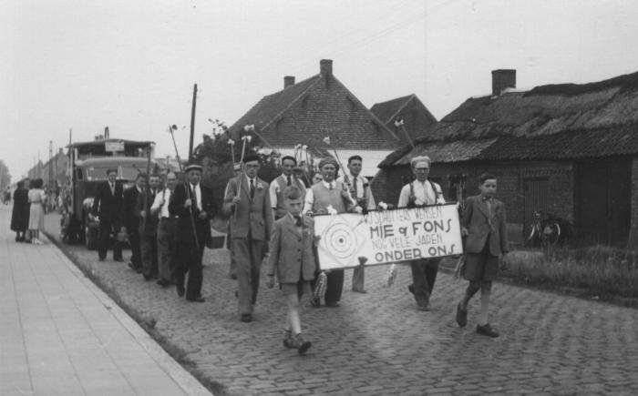 Frans Alfons Meylemans & Maria (Mieke) Baetens, schutters in stoet gouden bruiloft, Stationsstraat, 1952