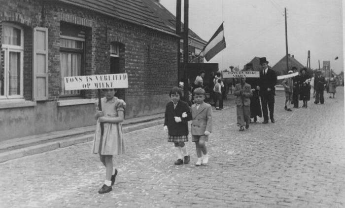 Frans Alfons Meylemans & Maria (Mieke) Baetens, verliefd in stoet gouden bruiloft, Stationsstraat, 1952