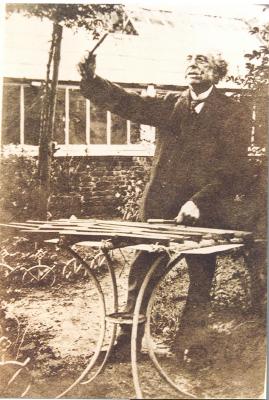 Constant Verhulst in zijn tuin, Berlaar, 1900