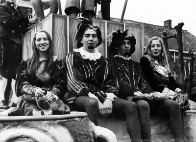 Stoet Het Hele Dorp, Achter-Olen, figuranten met Keizer Karel, 1971
