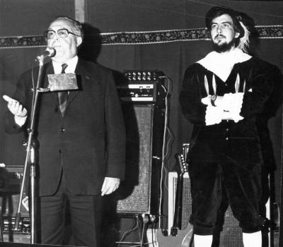 Stoet Het Hele Dorp, Achter-Olen, Keizer Karel wordt toegesproken door de burgemeester, 1974