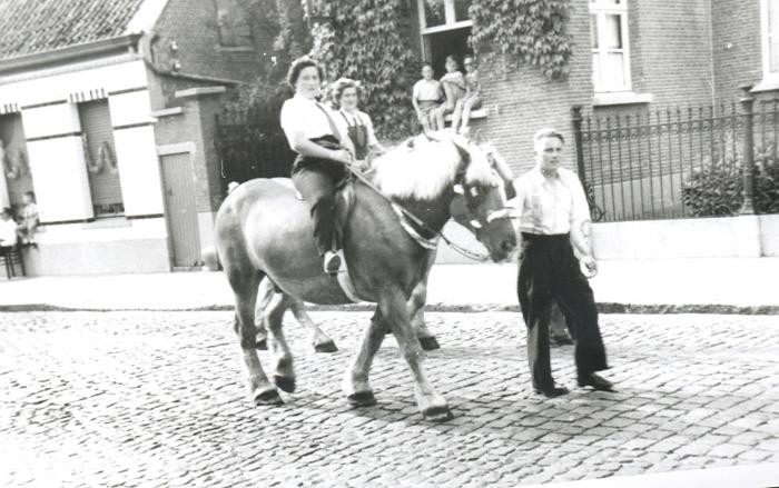 Berlaar, Stoet 25e verjaardag burgemeesterschap Juul Lambrechts, 1952