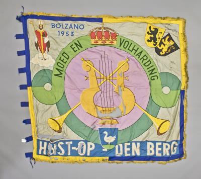 Heist-op-den-Berg, vlag Koninlijke Fanfare Moed en Volharding