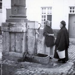 Lier, vrouwen bij een stadspomp
