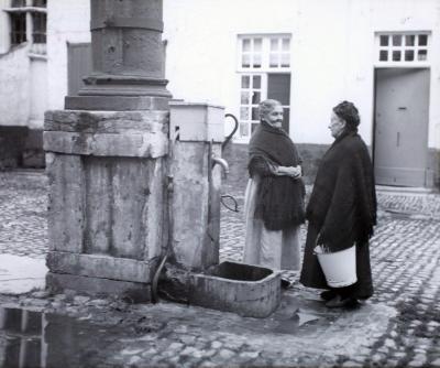 Lier, vrouwen bij een stadspomp